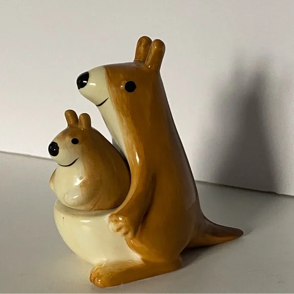 Vintage Salt Pepper Shakers Kangaroo Joey Pouch 2 Piece Kitsch Urban Outfitters - Picture 5 of 16